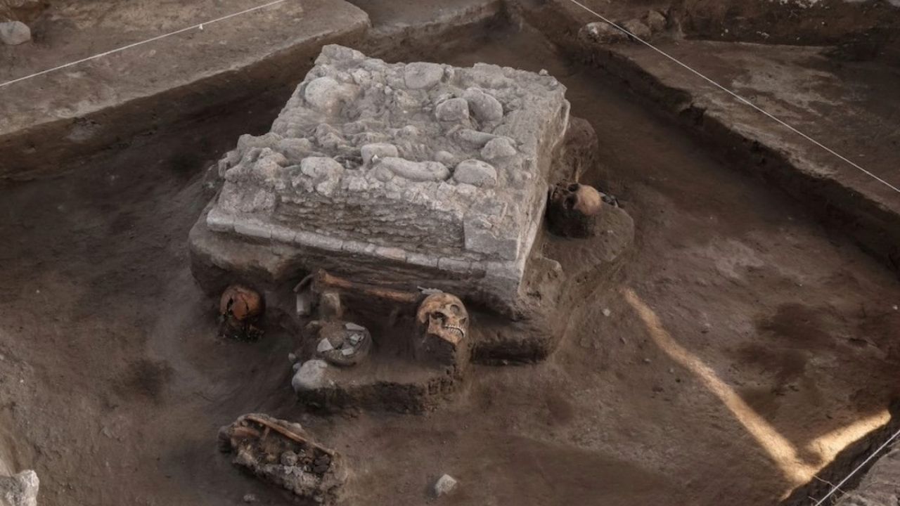 Hallazgo arqueológico tolteca en obras del tren México-Querétaro: testimonio visual de un legado nacional.