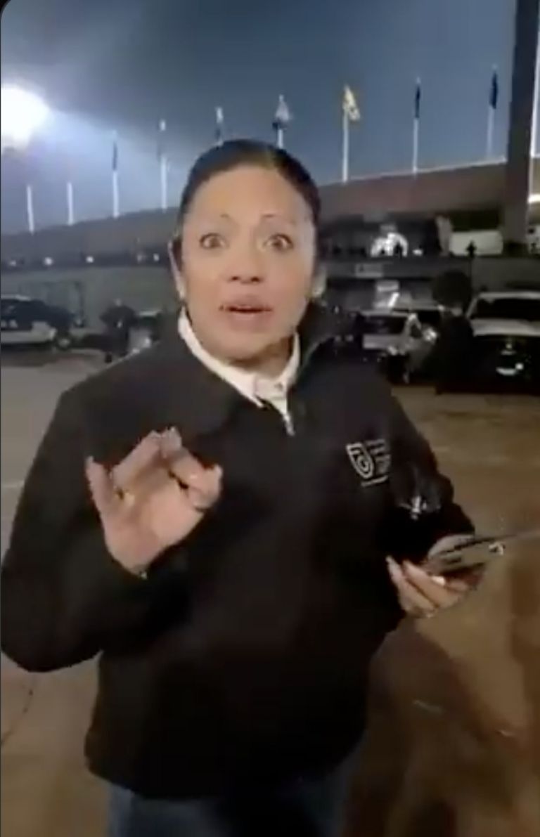 Reina ataca a oficial tras desalojo de familiares ebrios: “Tengo más estudios que tú”. Reina ataca a oficial tras desalojo de familiares ebrios: “Tengo más estudios que tú”.