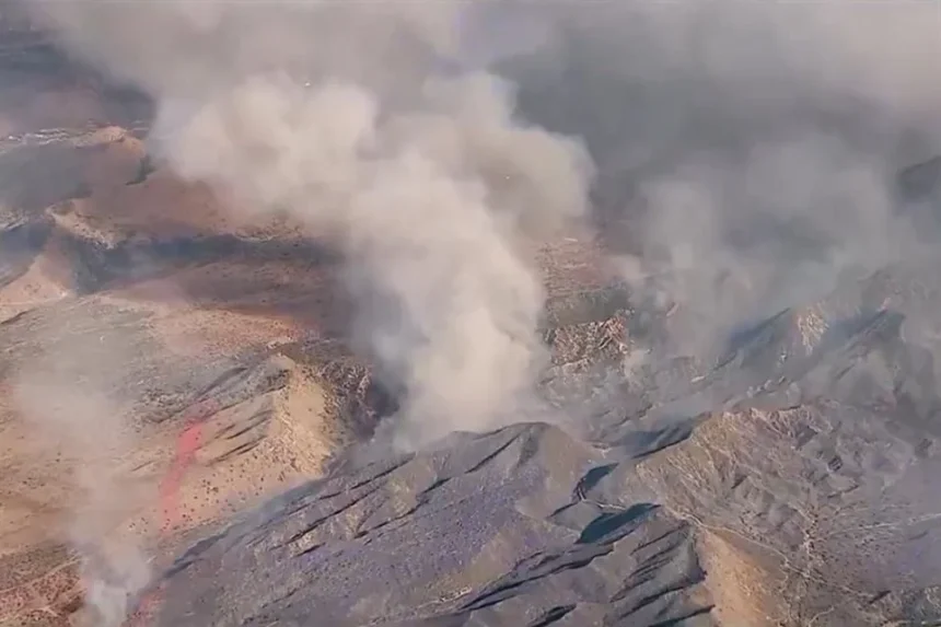 Ordenan evacuar Los Ángeles por avance de incendio forestal