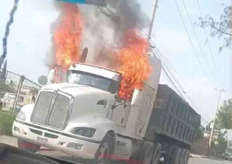 Se incendia cabina de tráiler en Texcoco