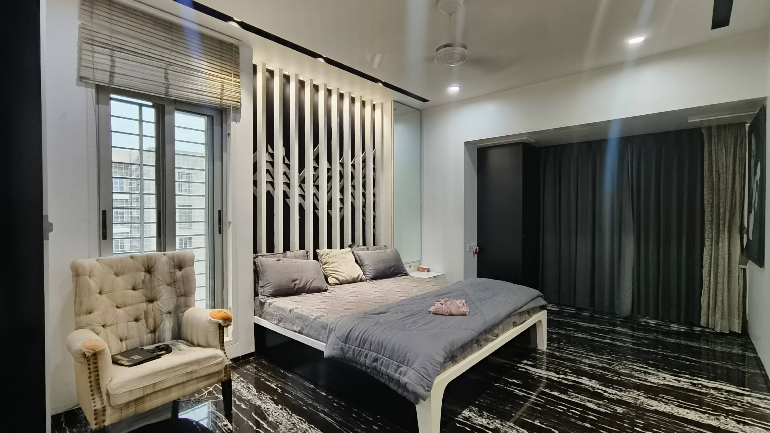 4 BHK Luxurious Flat For Sale On 2nd VIP Road, Vesu, Surat. in 2nd VIP ROAD, Surat — photo 3 of 12