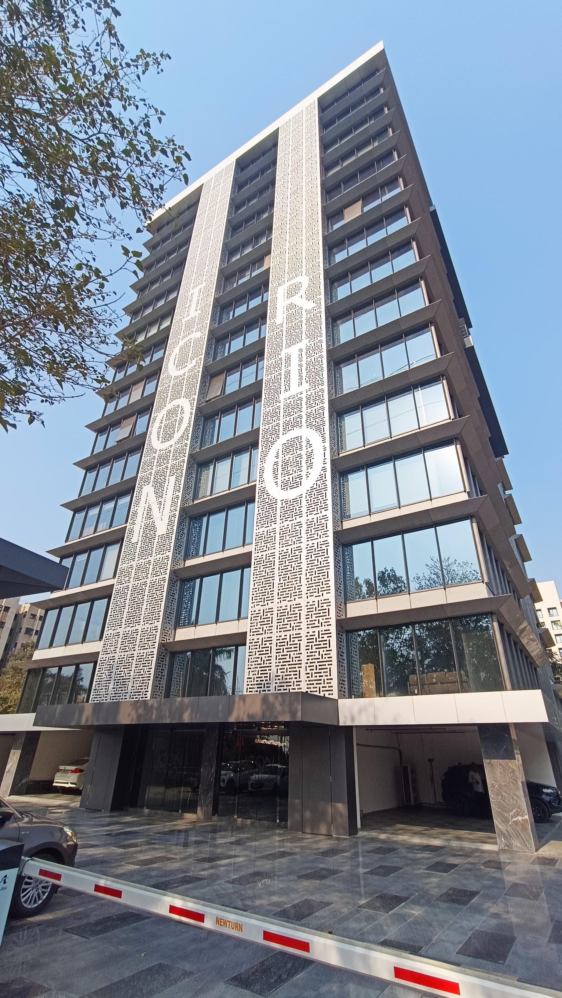 Commercial Office Space for Rent in Surat | 889 Sq.Ft