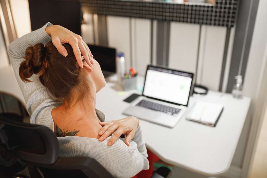6 exercícios para amenizar dores nas costas e nos ombros durante o home  office