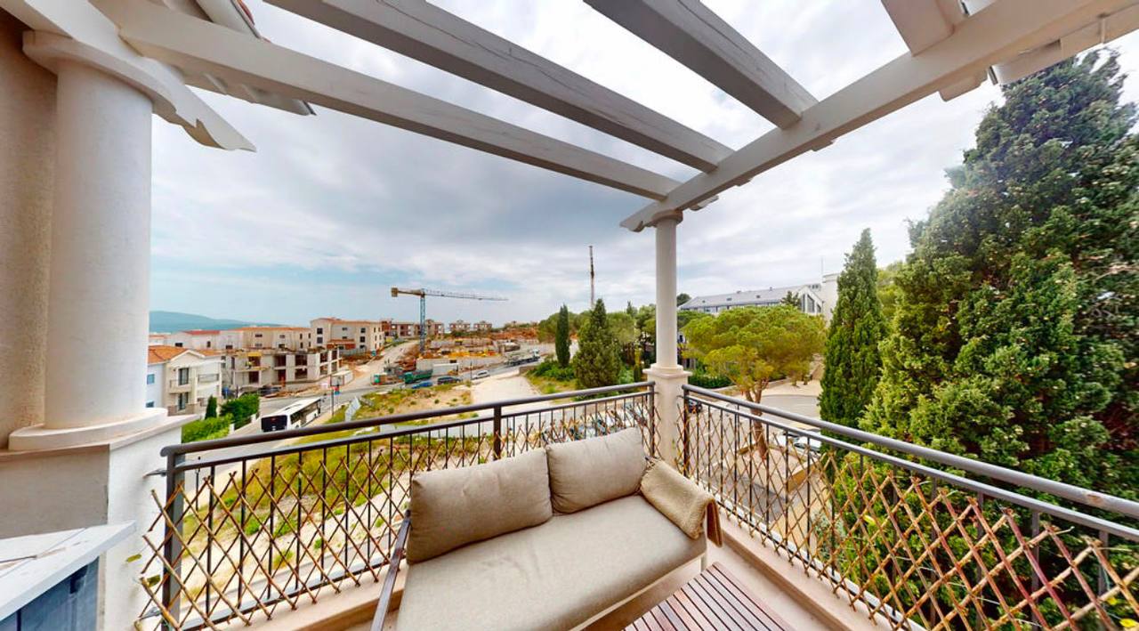 Voll möbliertes 1-Schlafzimmer-Apartment, 59 m², hohe Decken, italienische Möbel — Luštica Bay 2