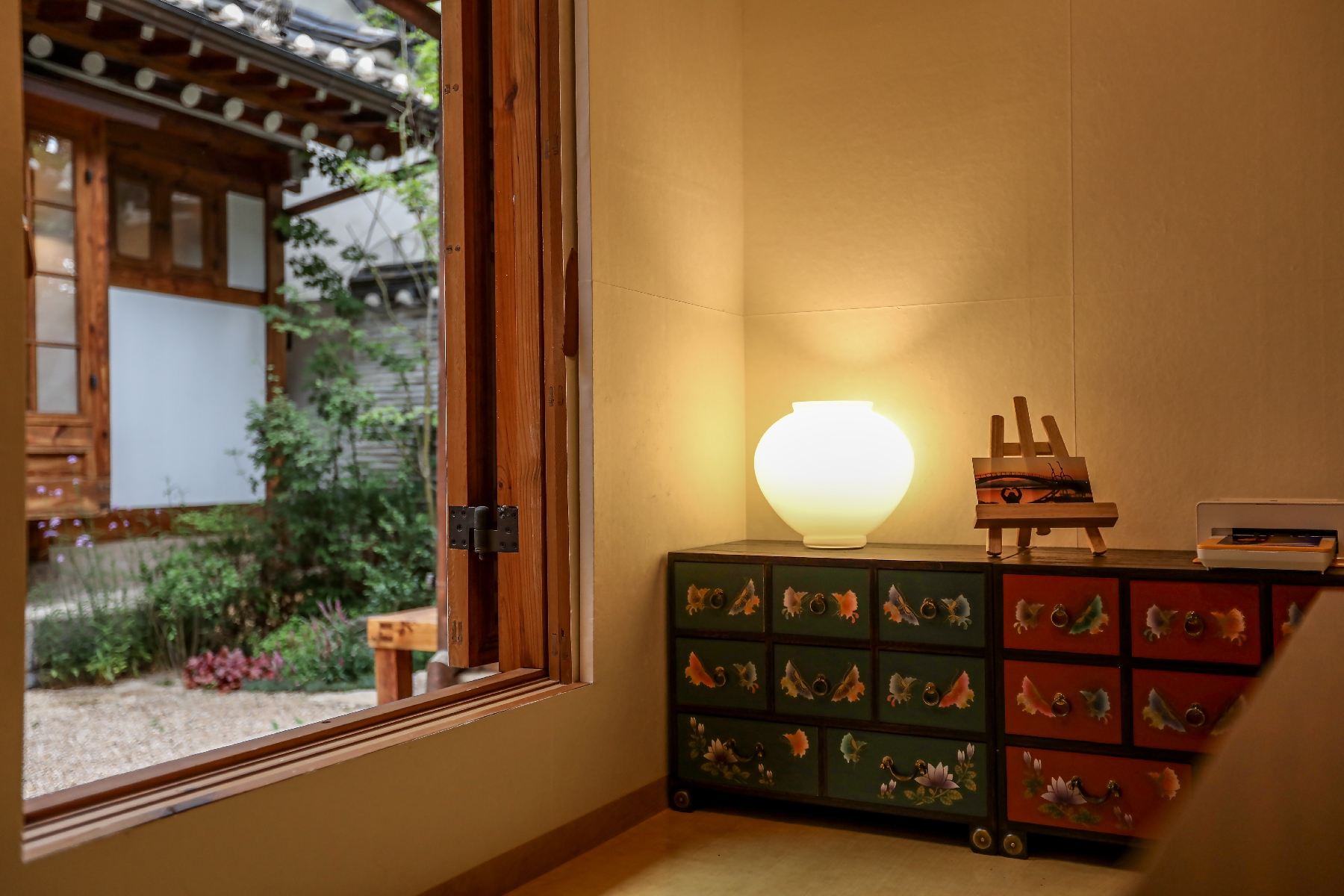 A quiet and stylish boutique hotel lounge offering a private atmosphere away from the dense towers of Gangnam.