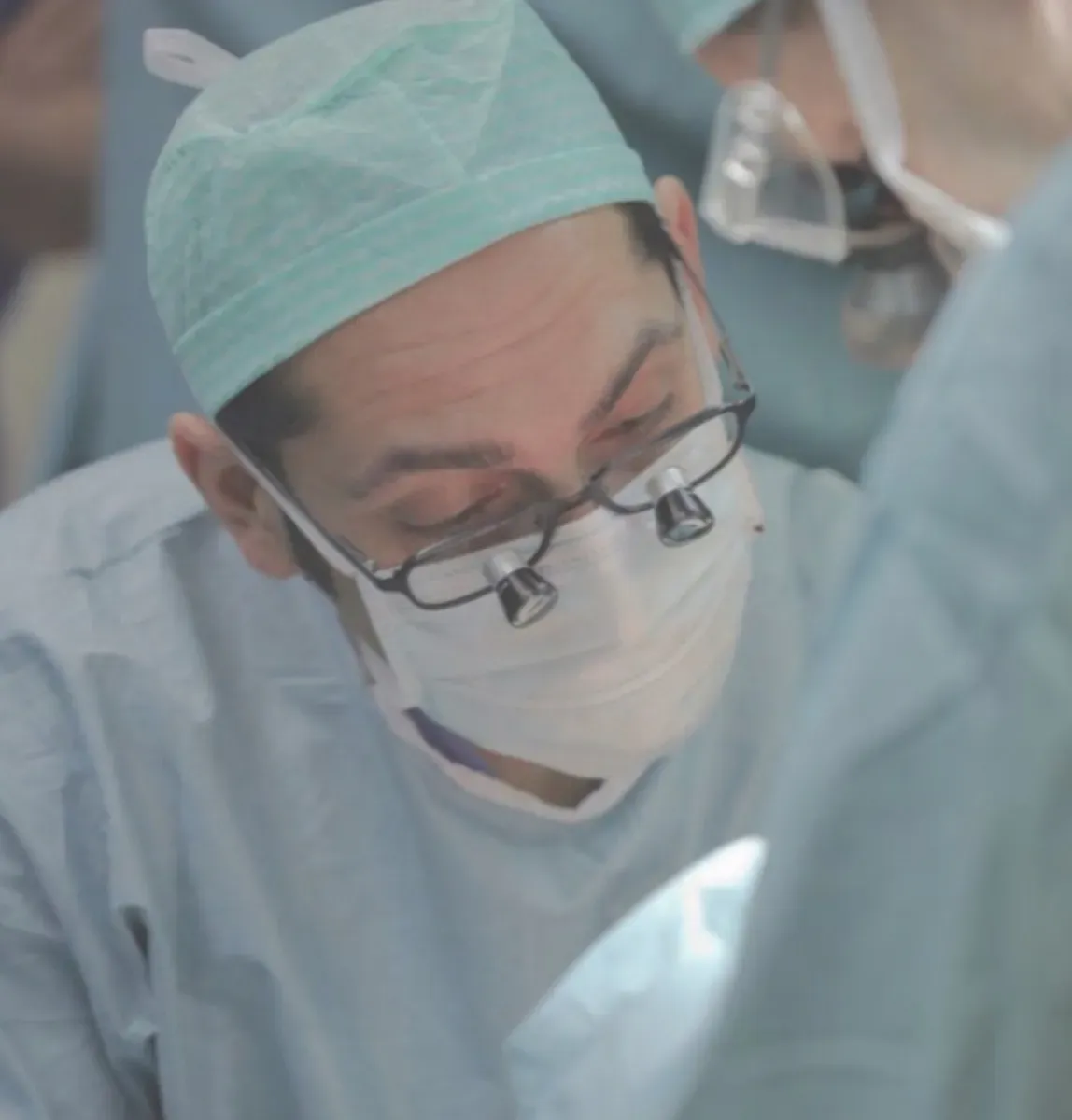 Prof. Dr. med. Jian Farhadi performing an operation