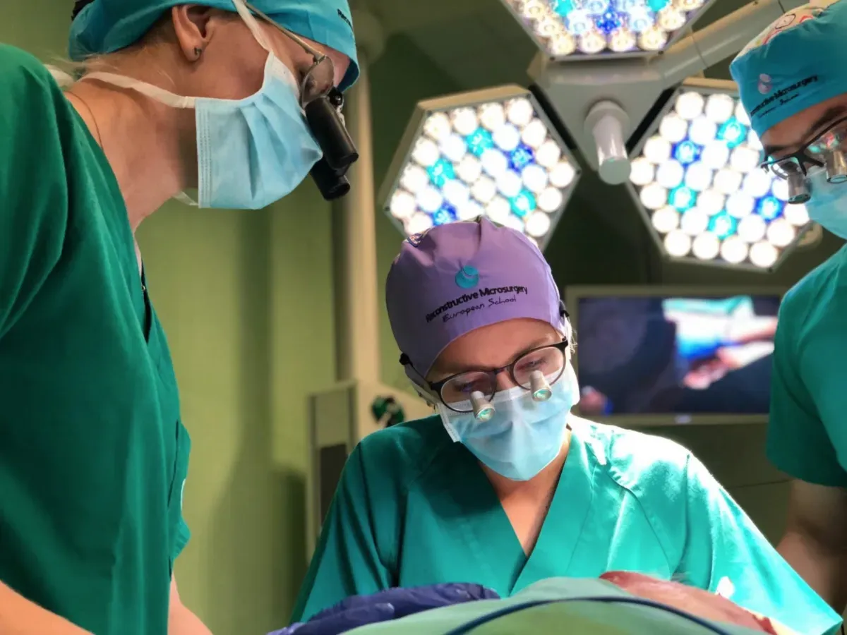 Medici che eseguono un intervento chirurgico