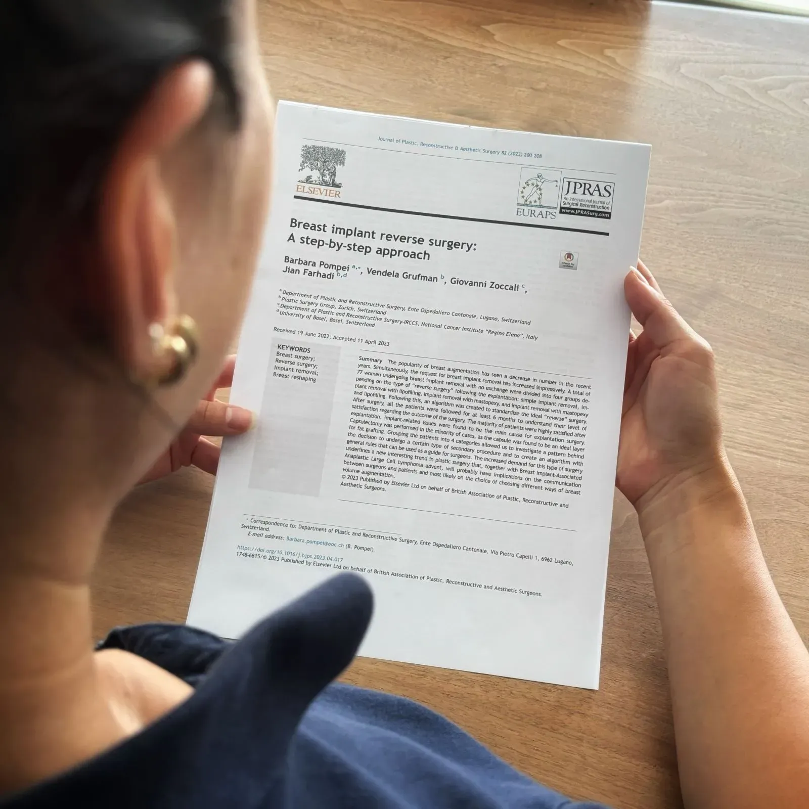 Un medico sta leggendo una pubblicazione scientifica