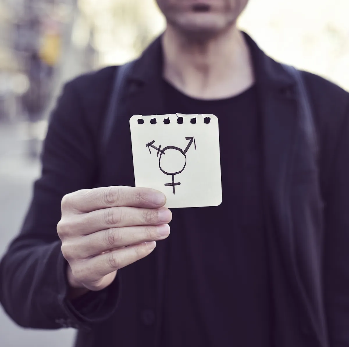 Person, die ein Transgender-Symbol hält