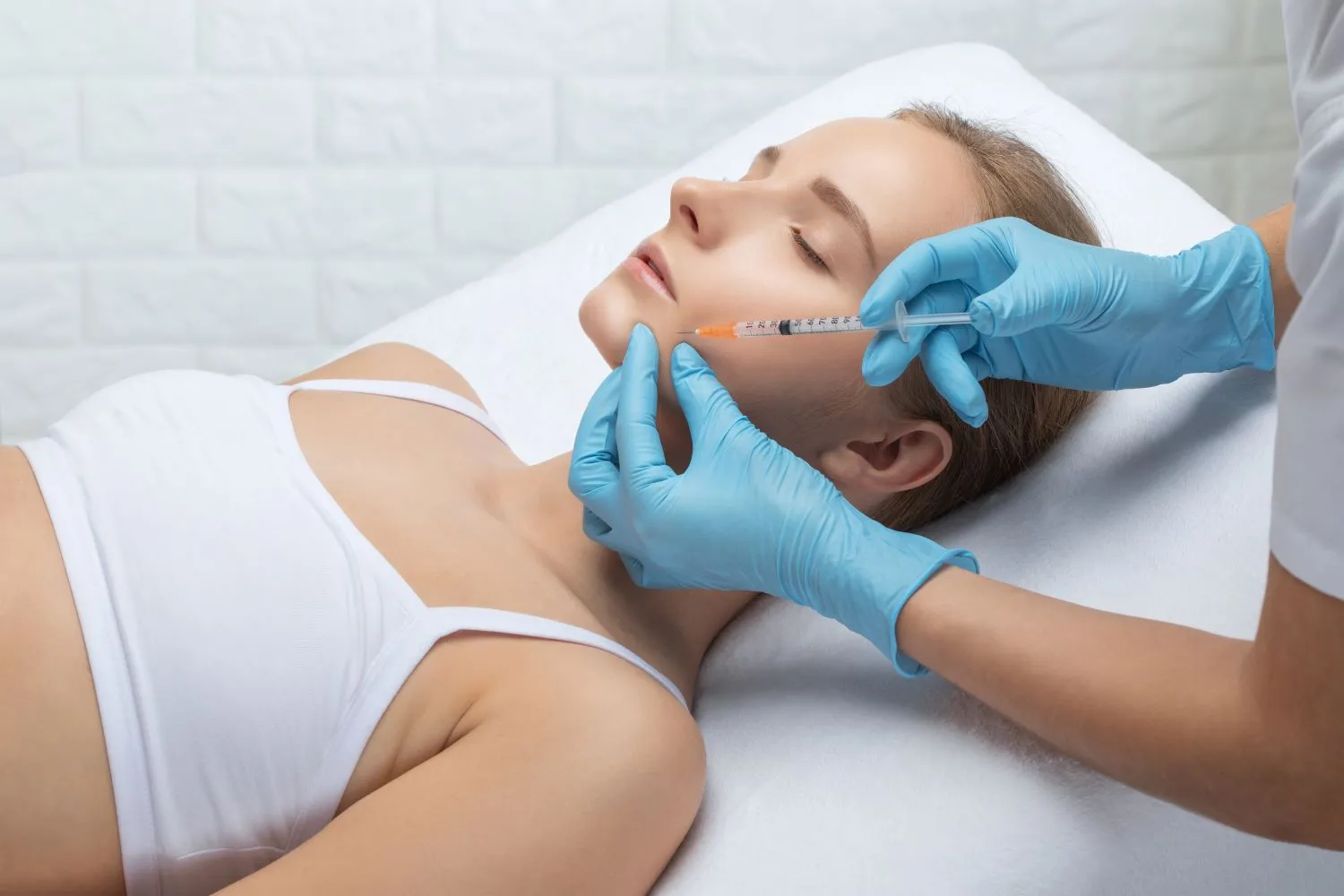 Frau lässt sich Hyaluronsäure Filler spritzen