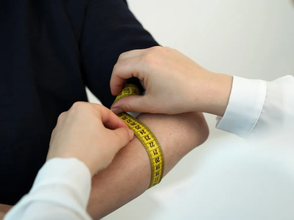 Arm, der gemessen wird