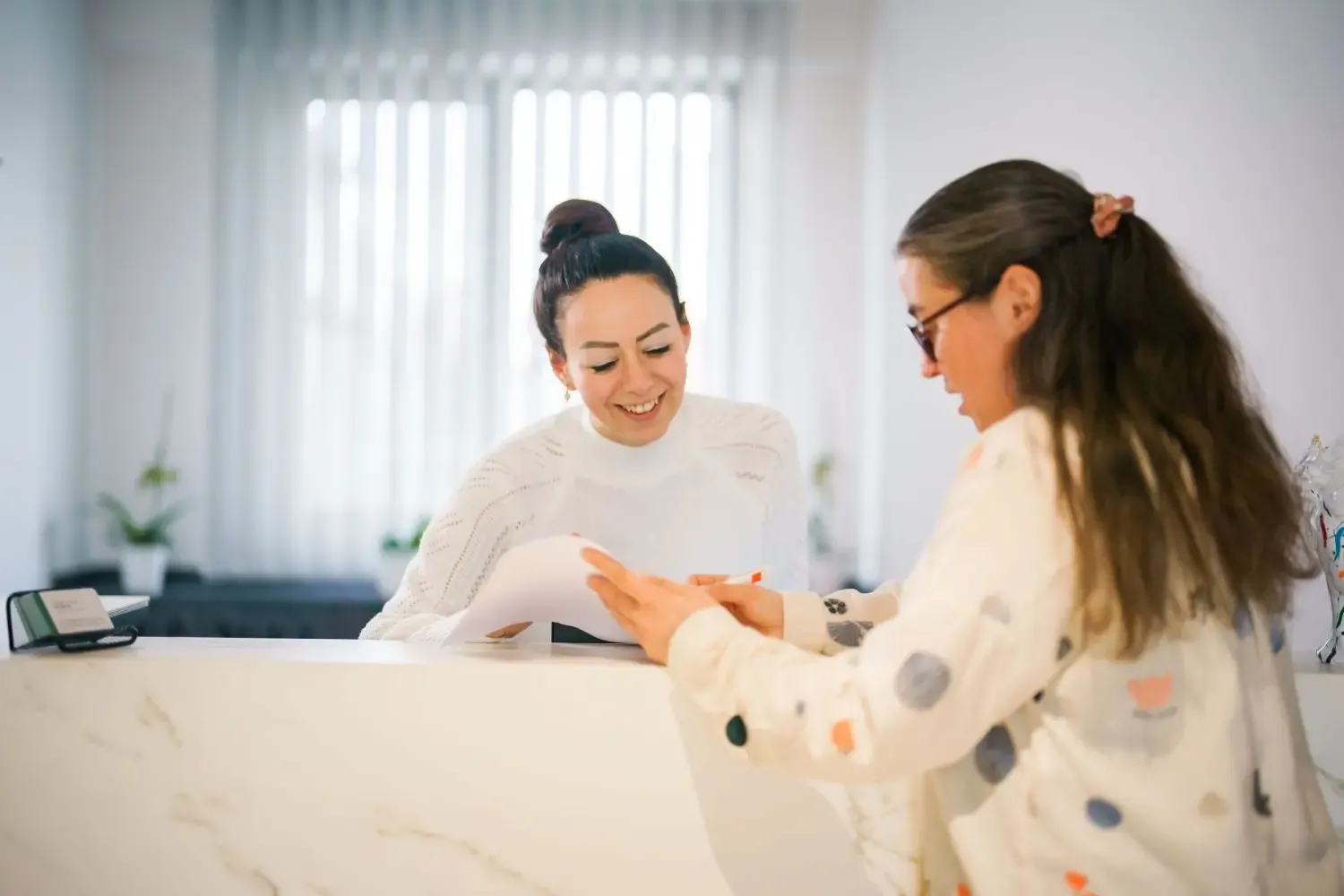 Medizinische Sekretärin mit Patientin