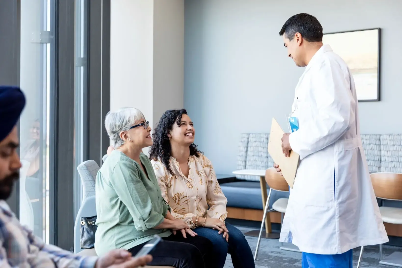 Arzt, der eine Patientin empfängt