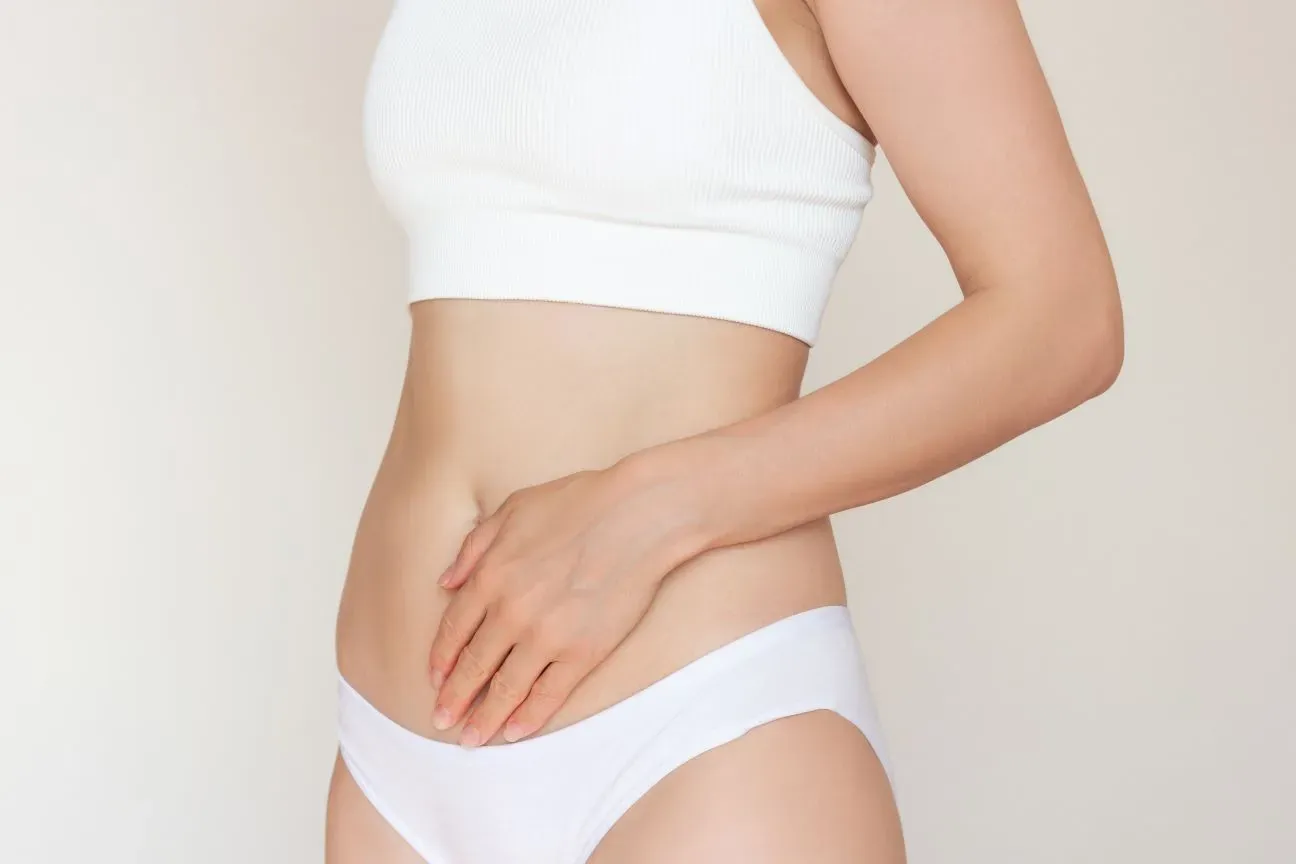 Donna che si tocca l’addome
