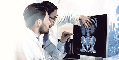 Médecin analysant des résultats