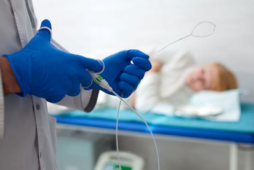 Médecin préparant une coloscopie