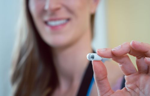 Medico che mostra una capsula video