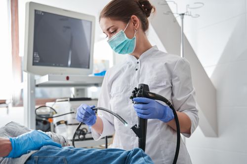 Medico che esegue una gastroscopia