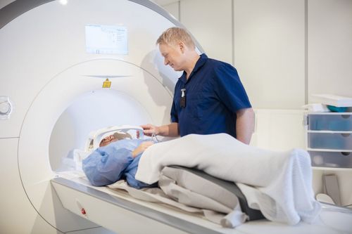 Médecin préparant une IRM