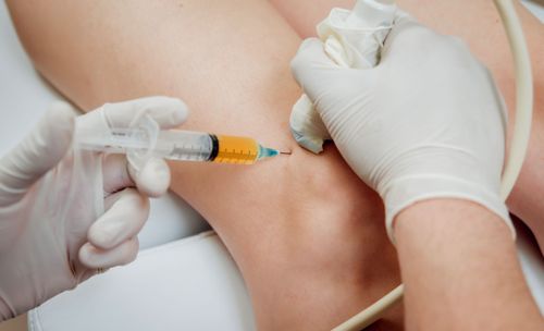 Médecin faisant une infiltration