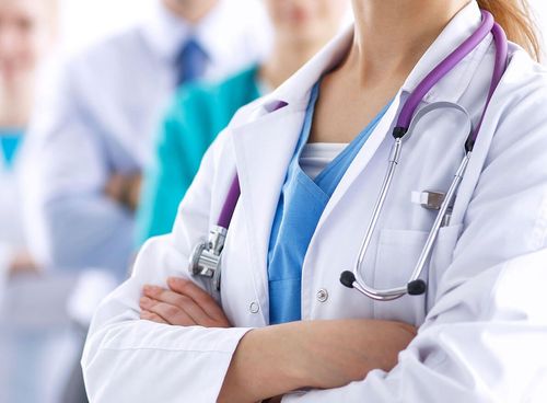 Médecin croisant les bras