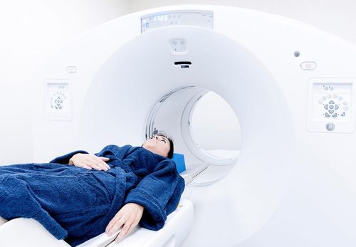 Patient, der in ein PET-CT eintritt