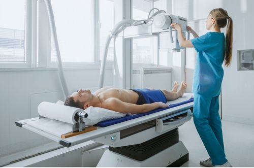Médecin faisant une radiographie