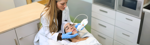 Tratamiento facial con láser Multifrax aplicado por especialista