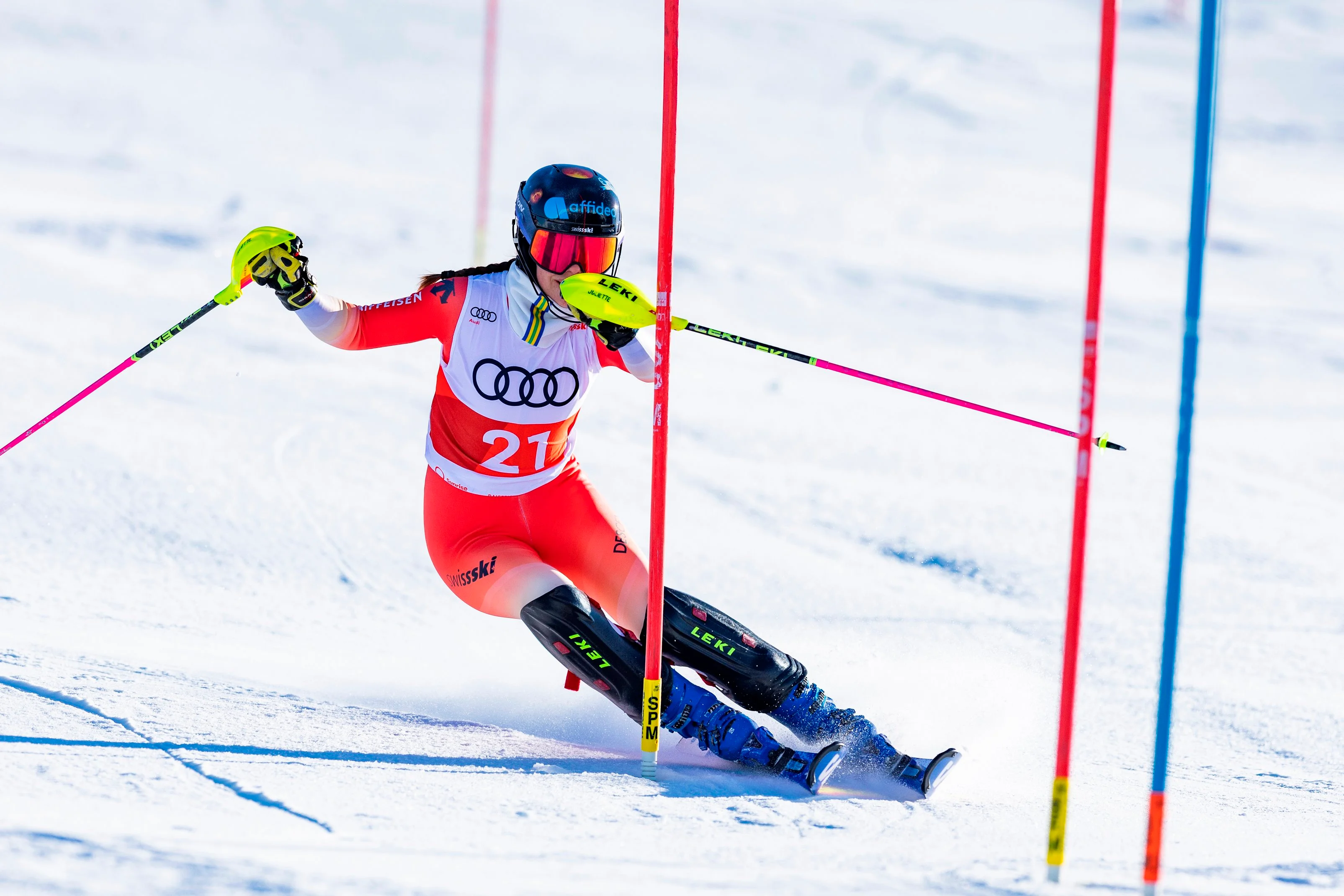 Juliette Fournier passant une porte de slalom