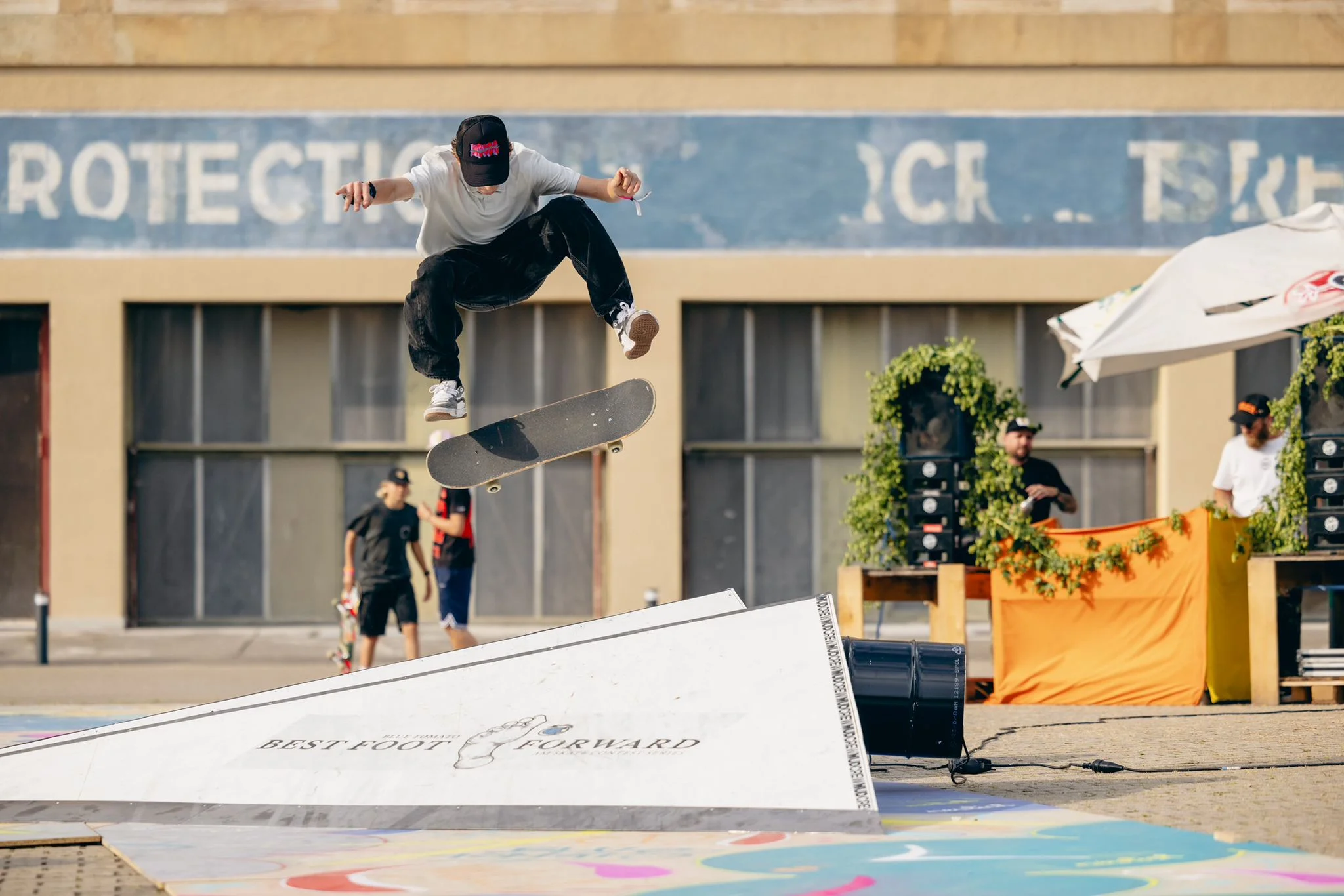 Simon Gerber faisant une figure en skateboard