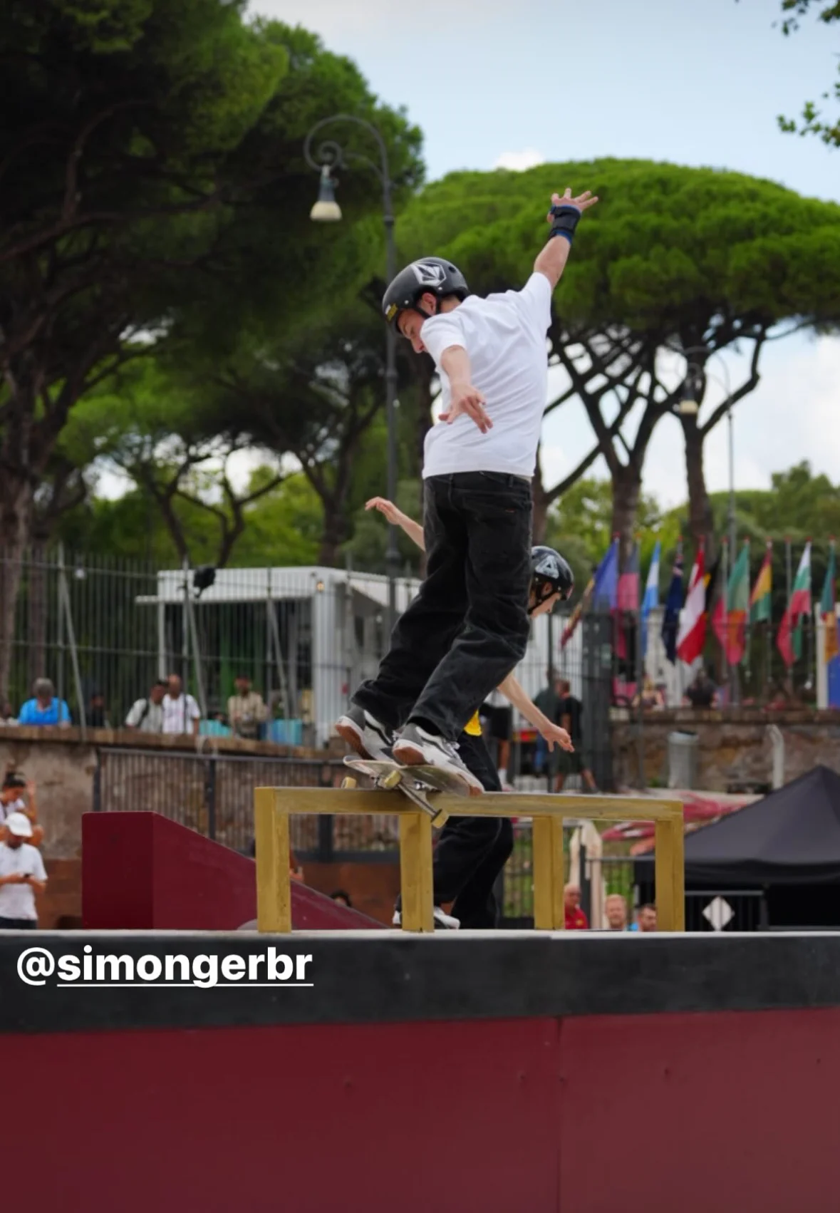 Simon Gerber faisant une figure en skateboard