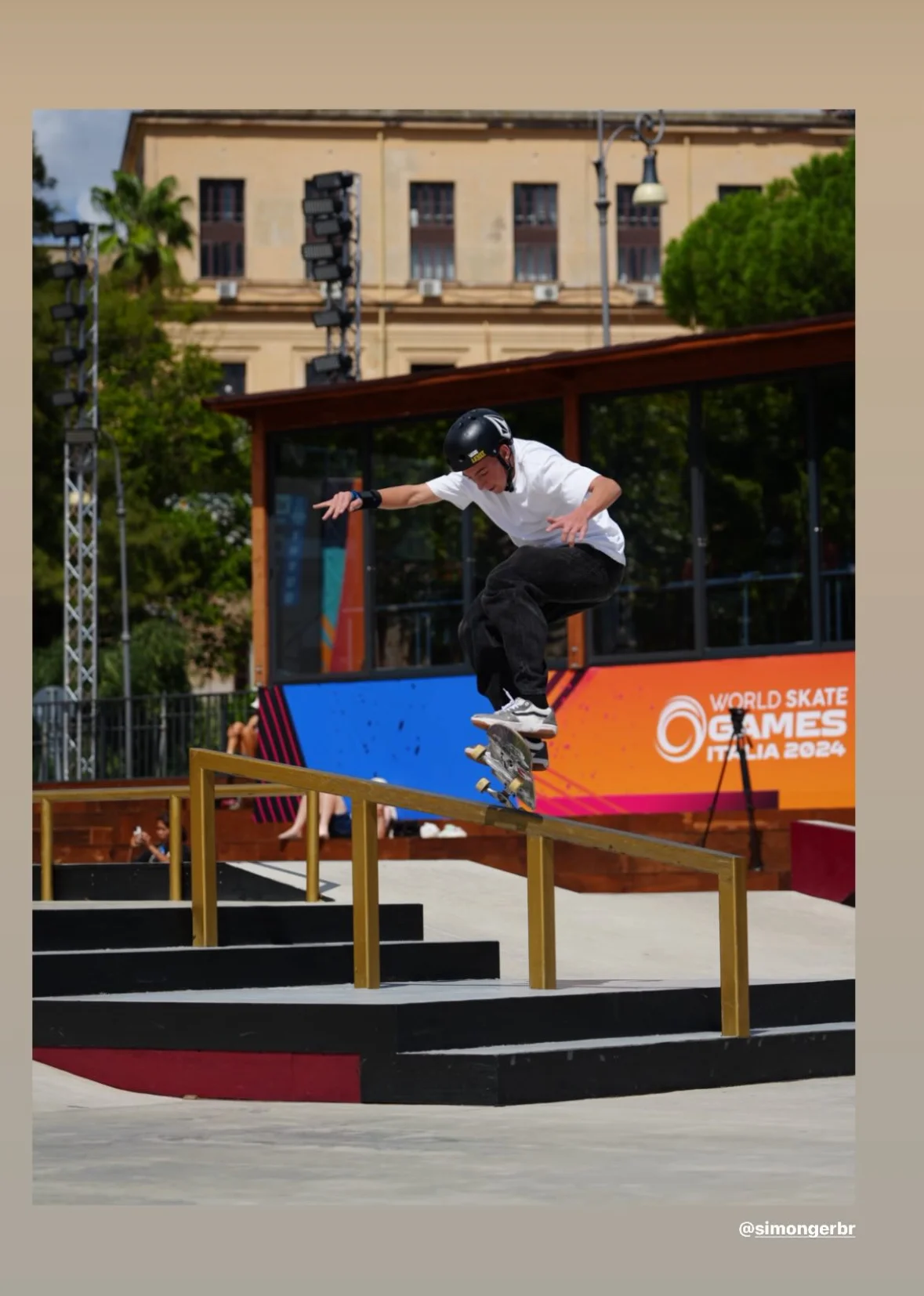 Simon Gerber faisant une figure en skateboard