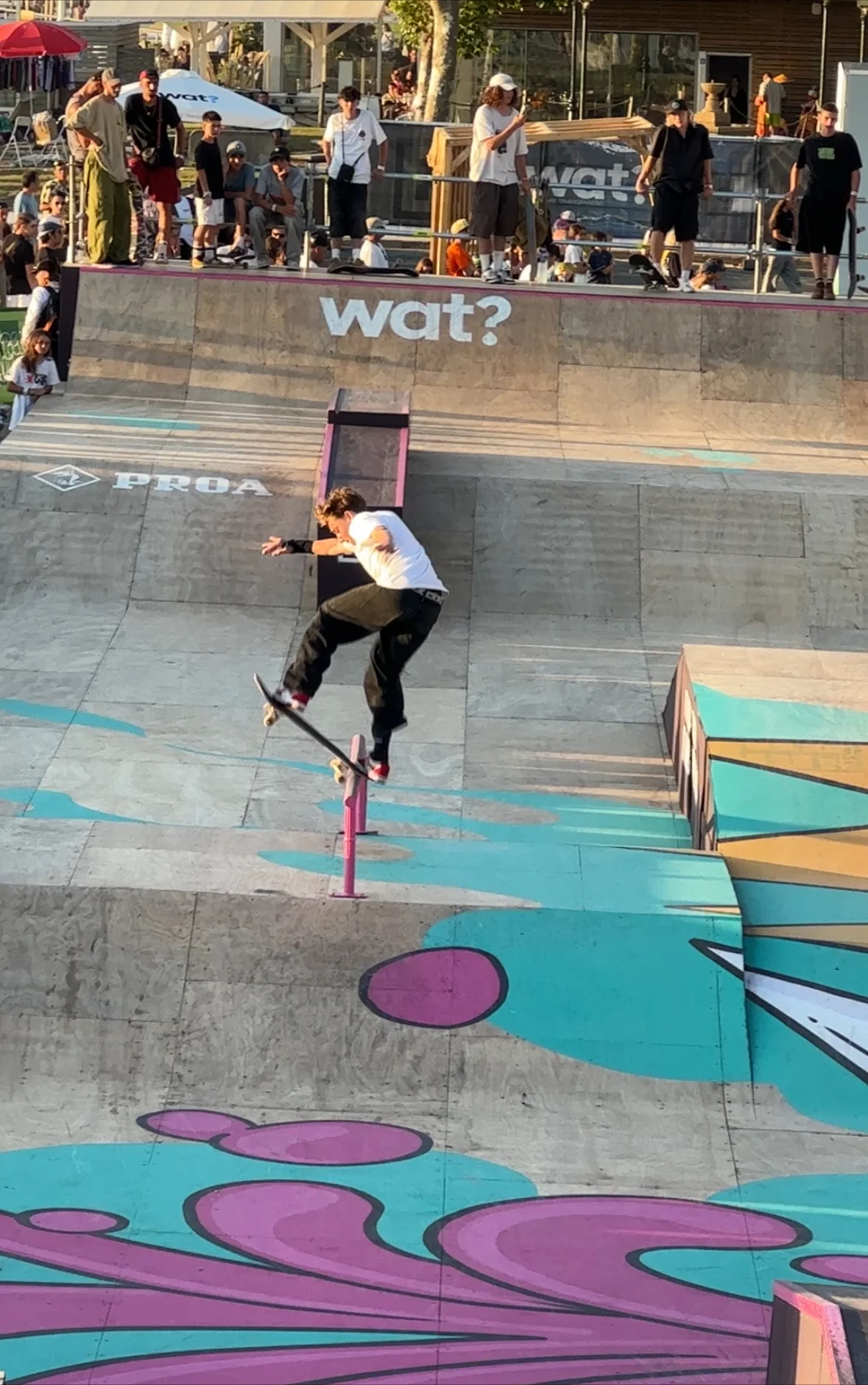 Simon Gerber faisant une figure en skateboard