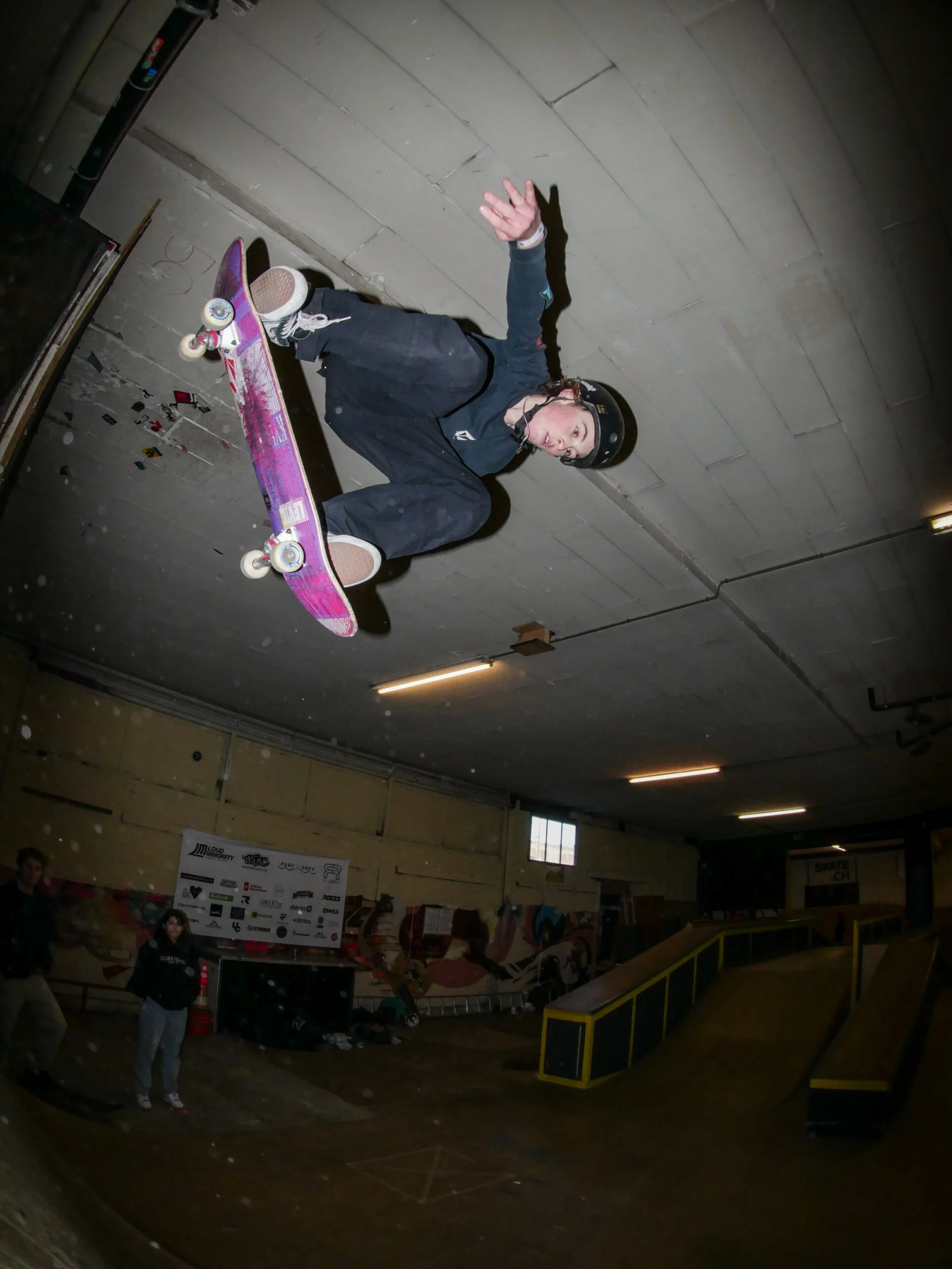 Simon Gerber faisant une figure en skateboard