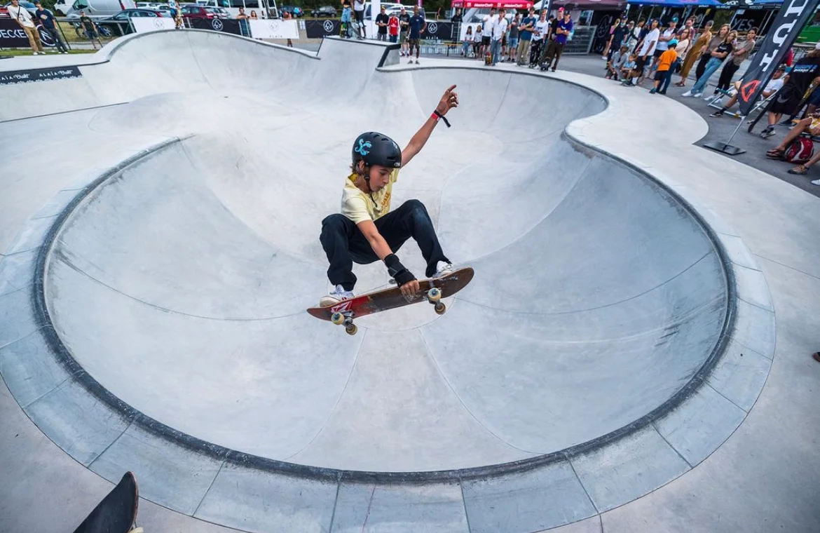 Simon Gerber faisant une figure en skateboard