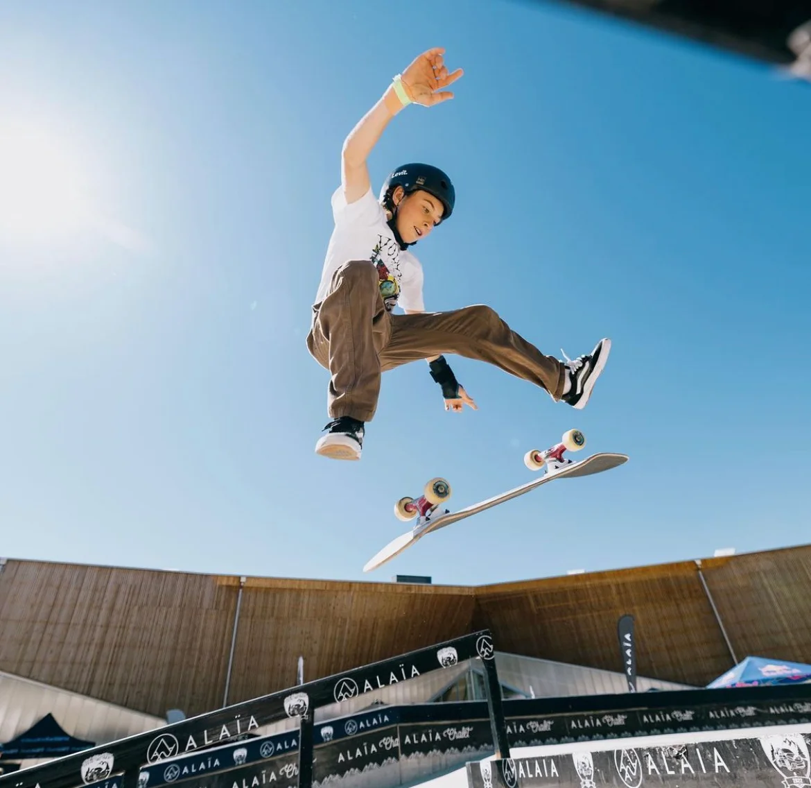 Simon Gerber faisant une figure en skateboard