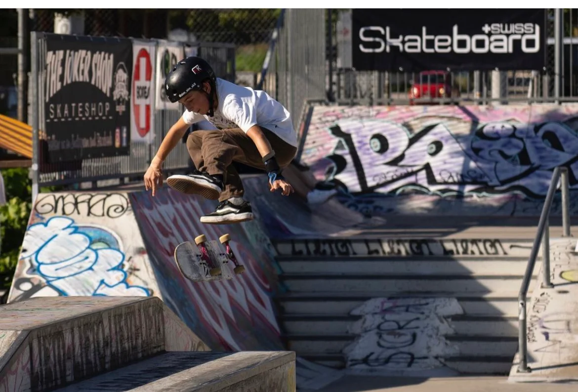 Simon Gerber faisant une figure en skateboard