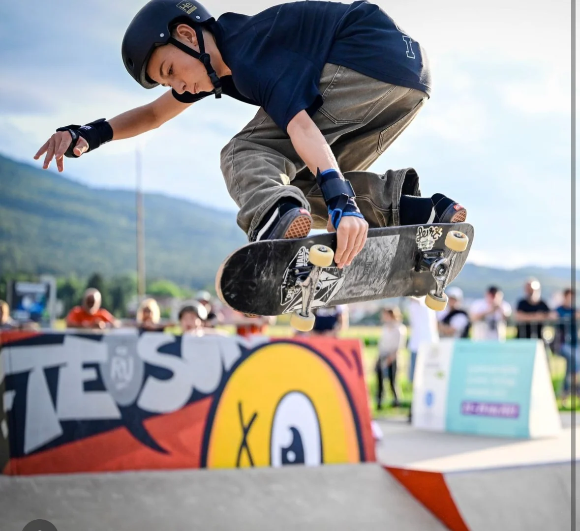 Simon Gerber faisant une figure en skateboard