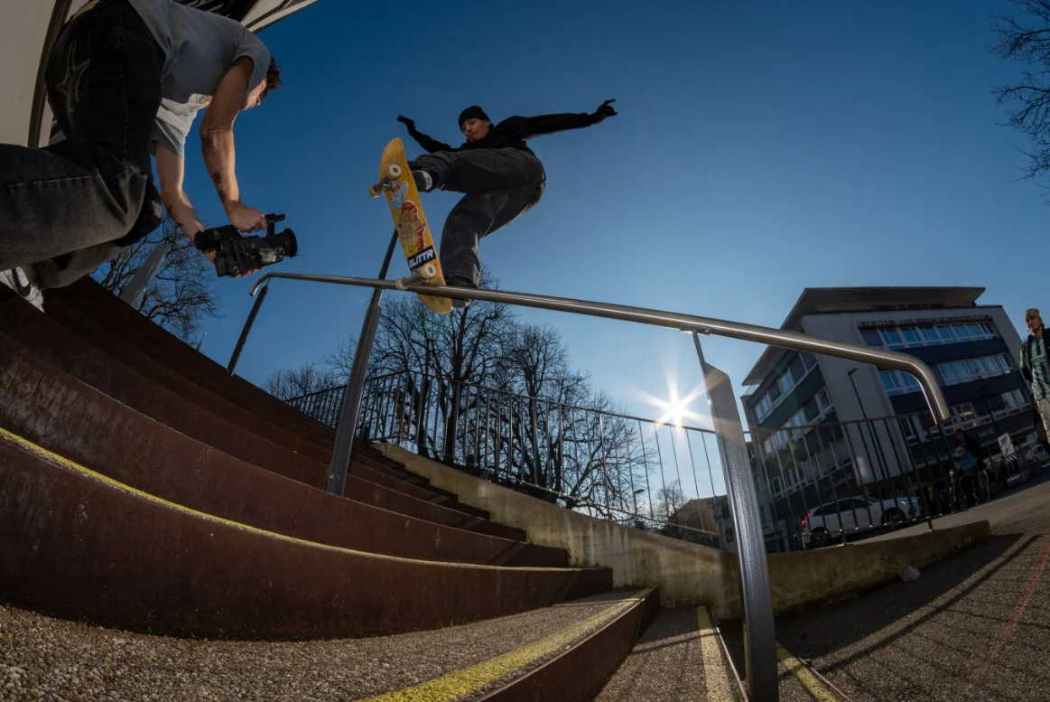 Simon Gerber avec son skateboard