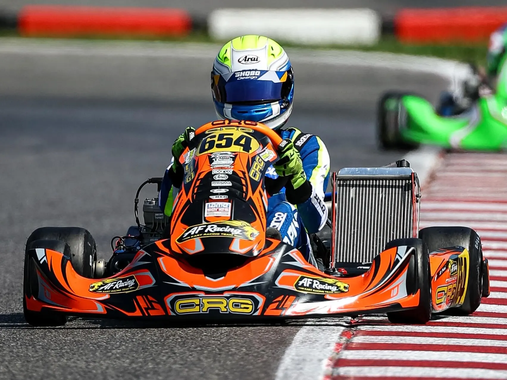 Kart numero 654 sul cordolo, visto di fronte