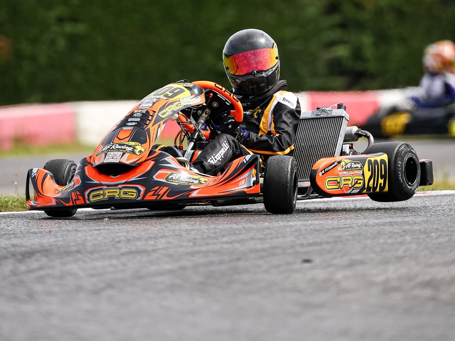 Pilota AF Racing in curva con il kart arancione