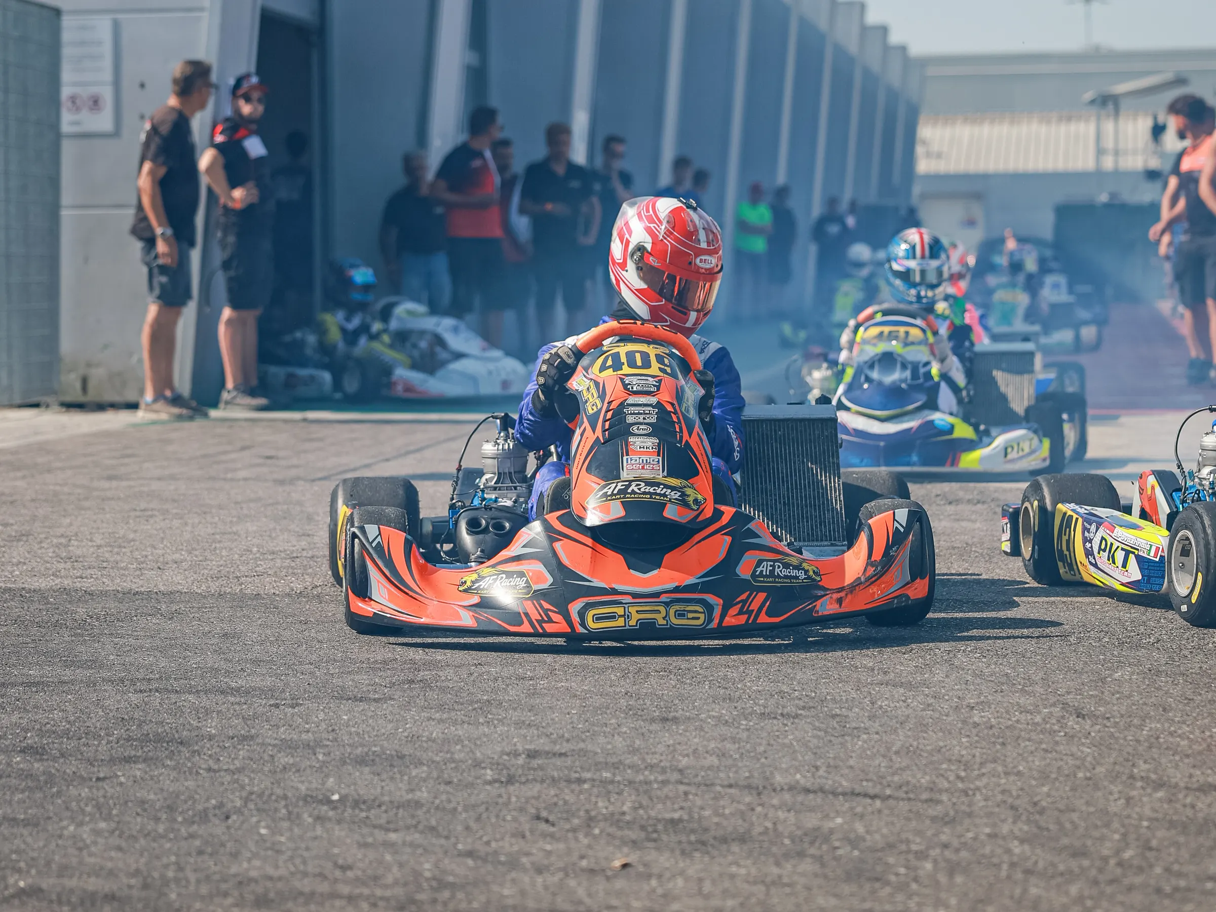 Kart arancione in uscita dalla zona box