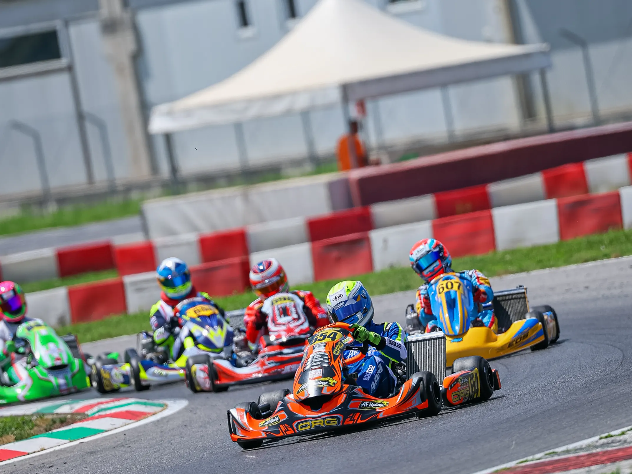 Gruppo di kart sotto la torre del circuito