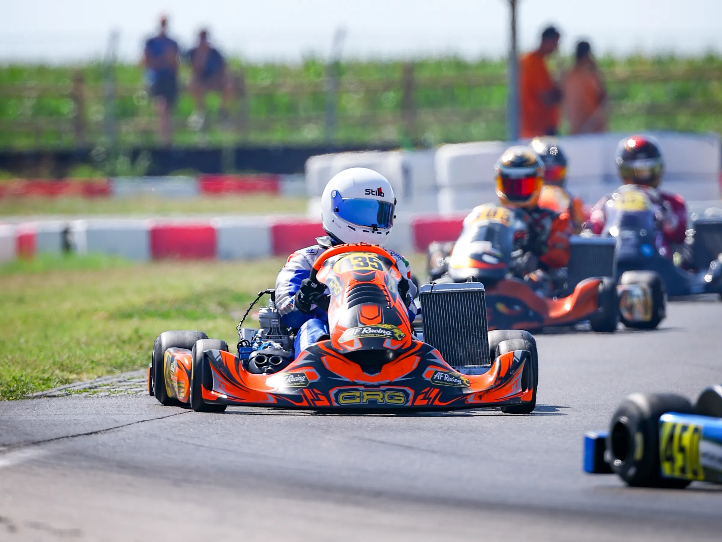 Kart in gruppo verso l'obiettivo sul rettilineo