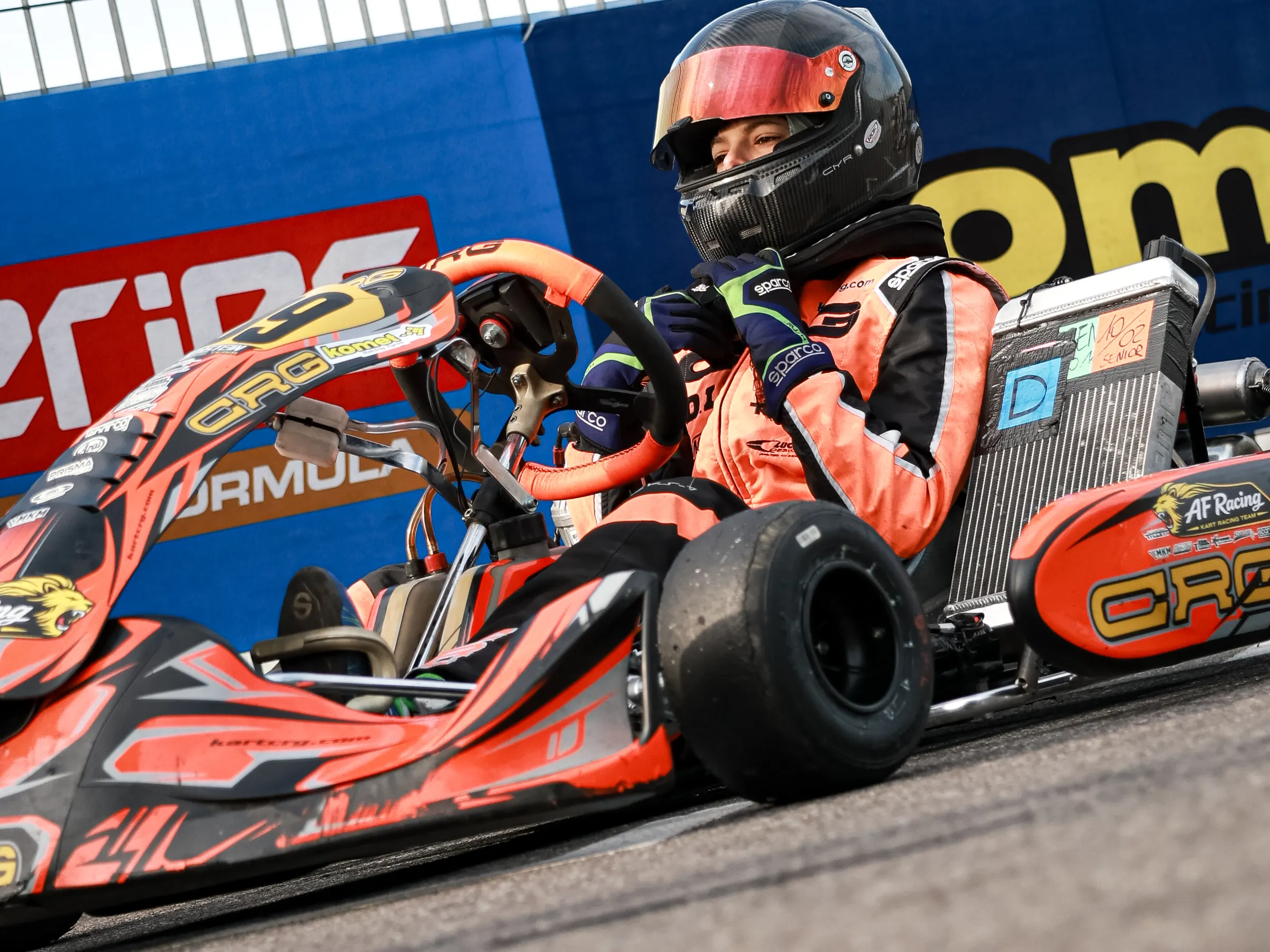 Pilota sul kart a bordo pista, ripreso dal basso