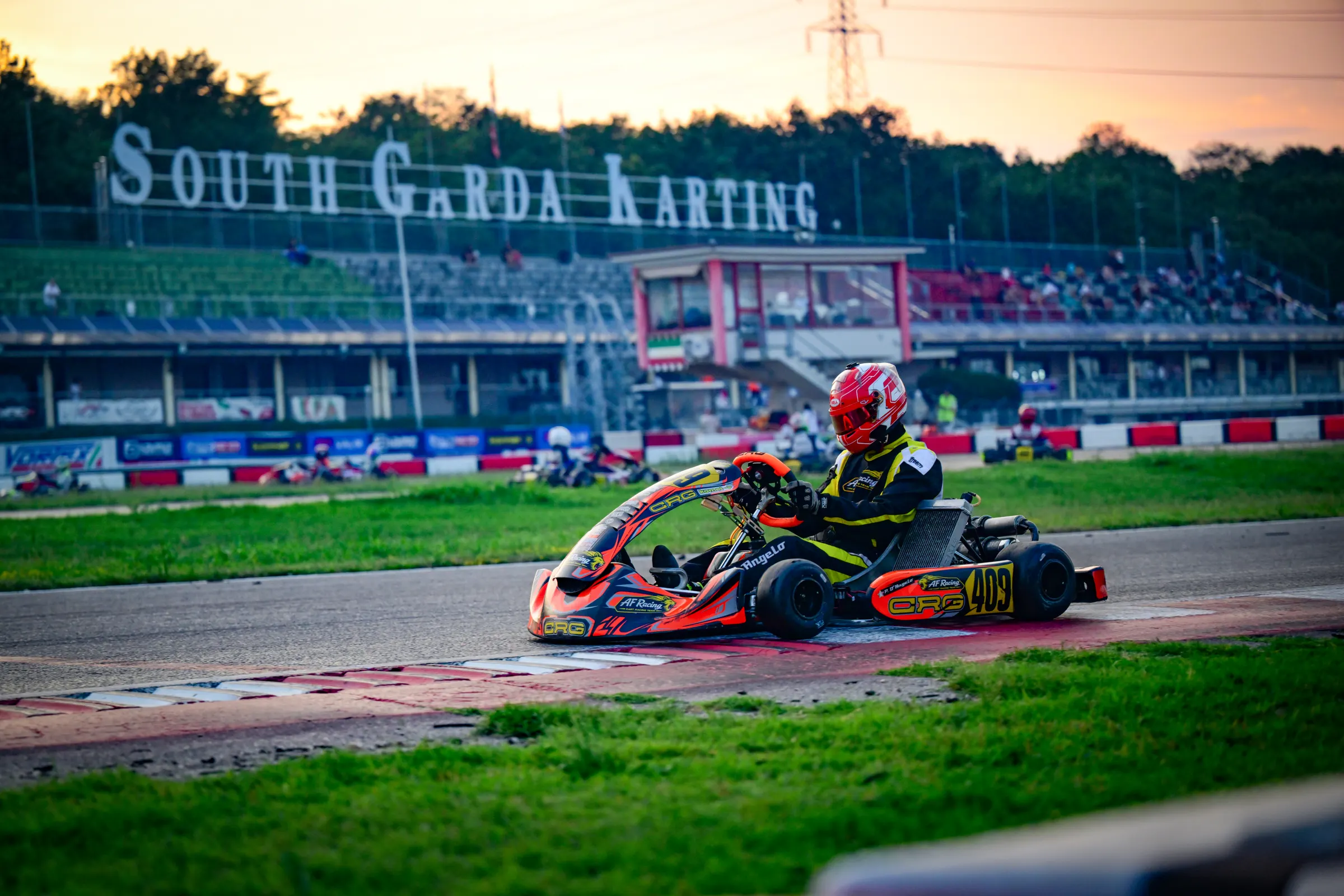 Kart arancione al tramonto sul circuito South Garda Karting