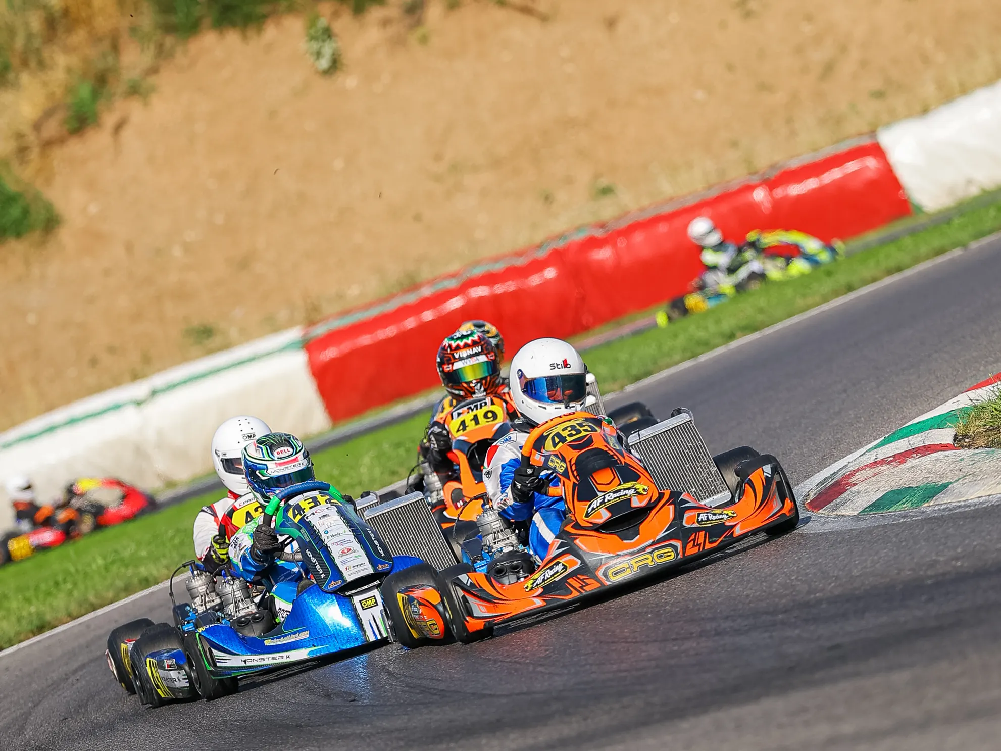 Due kart affiancati in curva sotto il terrapieno
