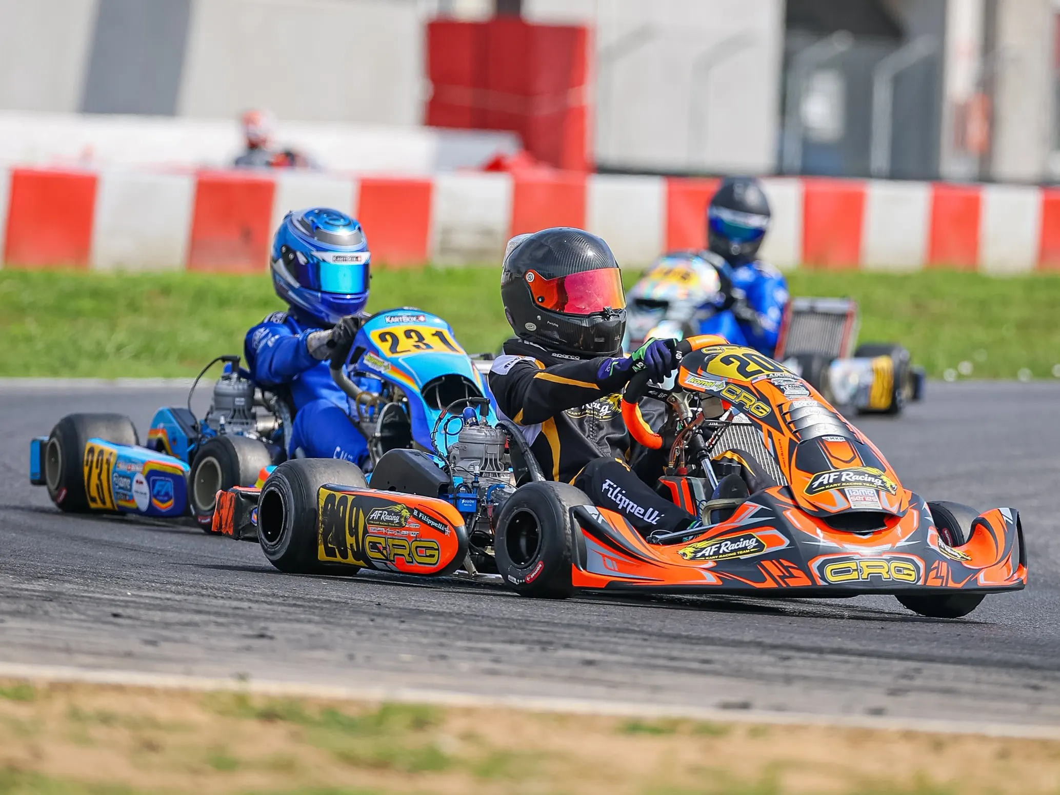 Kart arancione affiancato a un kart azzurro