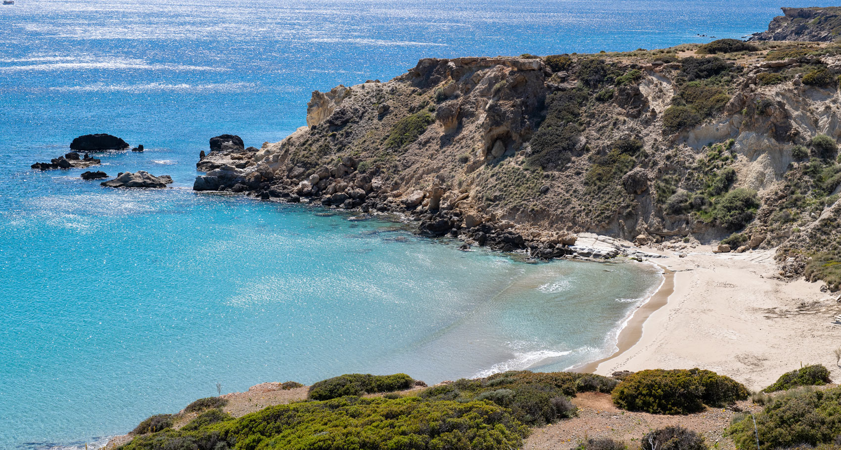 Παραλία στη Κρήτη με χρυσαφένια άμμο