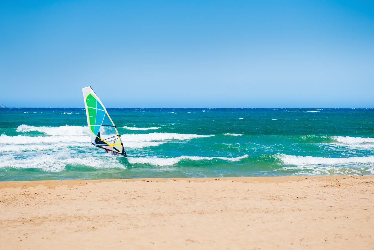 Beaches & Water sports in Makrys Gialos